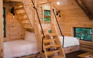 Voodi või voodid majutusasutuse Skyview Treehouse by Amish Country Lodging toas