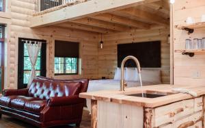 Istumisnurk majutusasutuses Skyview Treehouse by Amish Country Lodging