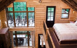 Voodi või voodid majutusasutuse Skyview Treehouse by Amish Country Lodging toas +23 fotot
