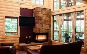 Istumisnurk majutusasutuses Skyview Treehouse by Amish Country Lodging