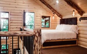 Voodi või voodid majutusasutuse Skyview Treehouse by Amish Country Lodging toas