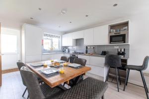 a kitchen and dining room with a table and chairs at Chi Lowen in Carbis Bay