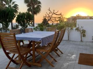 サンミゲル・デ・アボナにあるPrime Homes- San Miguel Golf,Ocean Front Bungalowの夕日を望むパティオ(テーブル、椅子付)