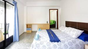Posteľ alebo postele v izbe v ubytovaní Geranios Wifi en plena Puerta Purchena
