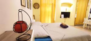 Cette chambre comprend un lit avec un sac rouge. dans l'établissement Opatija Center Apartments, à Opatija