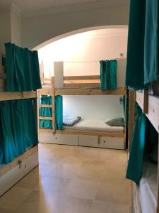 Двухъярусная кровать или двухъярусные кровати в номере Duque Nest Hostel