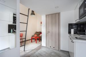 una cocina con una puerta que da a una sala de estar. en Cozy Home Studio, en Budapest
