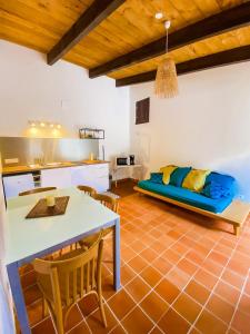 uma cozinha e sala de estar com um sofá num quarto em Auberge De La Foret Bonifatu em Calenzana