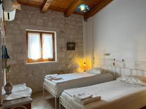 Postel nebo postele na pokoji v ubytování Deep Blue Villas
