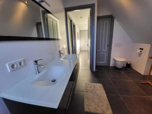 Bed & Breakfast de Vink tesisinde bir banyo