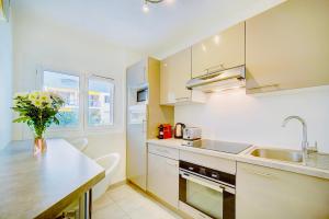 Kuchyňa alebo kuchynka v ubytovaní 2 bedroom luxury flat with Balcony Cannes Center + 12 fotografií
