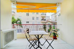 坎城的住宿－2 bedroom luxury flat with Balcony Cannes Center，阳台享有建筑景致,配有桌椅。