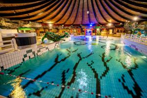 Piscina de la sau aproape de Hotel De Bonte Wever Assen