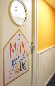 a door with a mom yo her die sign on it at Mon P'tit Hôtel in Le Grau-dʼAgde