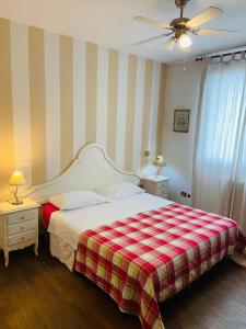 1 dormitorio con 1 cama con manta a cuadros en B&B Al Ponte, en Padua