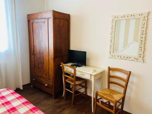 una camera con scrivania, computer e letto di B&B Al Ponte a Padova