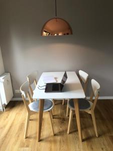 einen weißen Tisch mit einem Laptop darüber in der Unterkunft Hahnenklee Charme - moderne neue Ferienwohnung mit 2 Balkons in Hahnenklee-Bockswiese