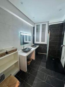 Kúpeľňa v ubytovaní La Belle époque, Climatisation, Emplacement idéal