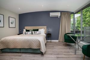 1 dormitorio con cama y mesa de cristal en The Regent, en Cambridge