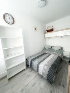 A bed or beds in a room at ApartamentyPrzyMorzu Marytka w Centrum blisko Morza
