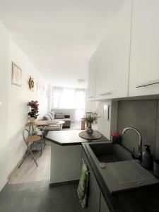 une cuisine avec des armoires blanches et un comptoir dans l'établissement ApartamentyPrzyMorzu Marytka w Centrum blisko Morza, à Kołobrzeg