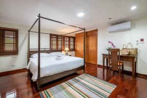 a bedroom with a canopy bed and a desk at AT NANA-5Bed, CITY CENTER, Nana BTS, MBK, Central World, Siam in Bangkok