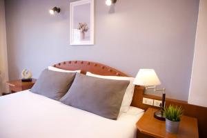 七岩的住宿－CHA AM MY HOUSE Resort，卧室配有一张白色的床、桌子和台灯