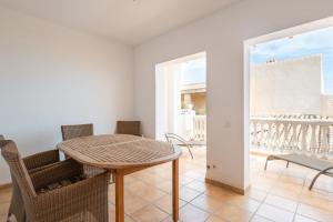 um quarto com uma mesa e cadeiras e uma varanda em Apartamento familiar junto a la playa by Renthas em Cala del Moral