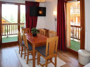 a dining room with a wooden table and chairs at Appartement Les Orres, 2 pièces, 6 personnes - FR-1-322-423 in Les Orres