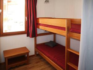 a room with two bunk beds and a window at Appartement Les Orres, 2 pièces, 6 personnes - FR-1-322-423 in Les Orres