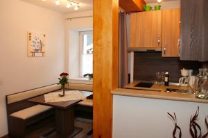 una pequeña cocina con una pequeña mesa en una habitación en Appartement 101, en Bichlbach