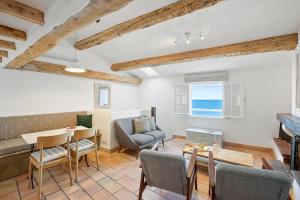 Posedenie v ubytovaní The Sea Apartment 2 - Sea view on the ramparts of Old Town Antibes