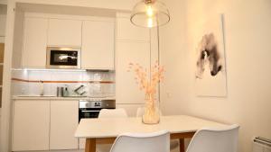 a kitchen and dining room with a table and chairs at Magnífico apartamento con excelente ubicación in Don Benito