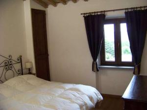 Giường trong phòng chung tại Appartamenti Valdipetrina