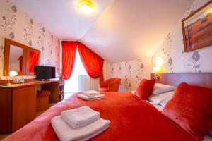 Postel nebo postele na pokoji v ubytování Spa & Wellness Hotel Orchidea
