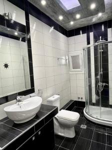 Koupelna v ubytování Νέα Μεσσαγγαλα luxury suite by MAKHOME