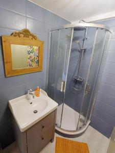 Koupelna v ubytování La Maison Jaune (avec jardin fermé) - Dormir à Cuisery