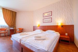 Postel nebo postele na pokoji v ubytování Spa & Wellness Hotel Orchidea