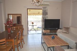 A television and/or entertainment centre at Best House, Sea View II, Pylos Messinias