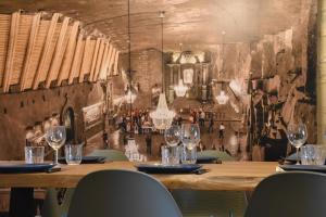 a table in a restaurant with wine glasses on it at Le refuge de la Sallée in Gençay +17 photos