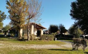 ein Haus in einem Park mit Bäumen und Gras in der Unterkunft Mobil-Home 6 Places (3 chambres) tout équipé in Soulac-sur-Mer