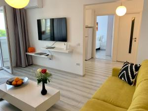 a living room with a couch and a table at Citadel Residence in Alba Iulia