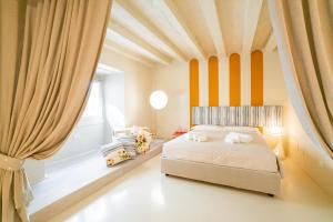 ein Schlafzimmer mit einem Bett und einem großen Fenster in der Unterkunft Relais La Torre in Verona