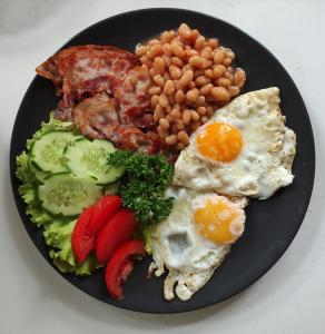 ユールマラにあるElīnaの卵豆野菜盛り合わせ +24枚の写真