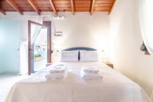 A bed or beds in a room at Eleni Luxury Maisonette with Jacuzzi