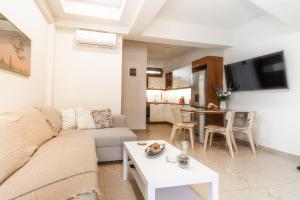 A seating area at Eleni Luxury Maisonette with Jacuzzi