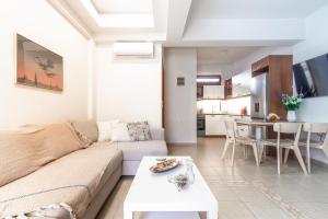 A seating area at Eleni Luxury Maisonette with Jacuzzi