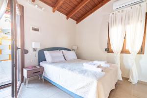 A bed or beds in a room at Eleni Luxury Maisonette with Jacuzzi Még 28 kép