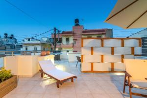 A seating area at Eleni Luxury Maisonette with Jacuzzi