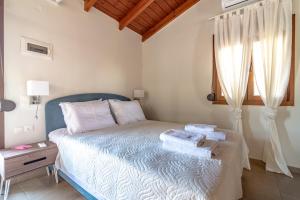 A bed or beds in a room at Eleni Luxury Maisonette with Jacuzzi